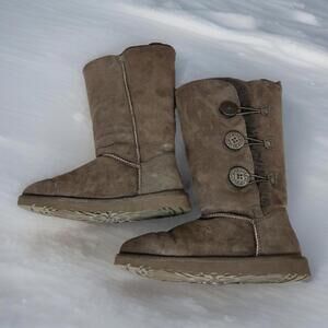 UGG Bailey Button Triplet Boots Women’s 6 Chocolate Brown Suede Sheepskin